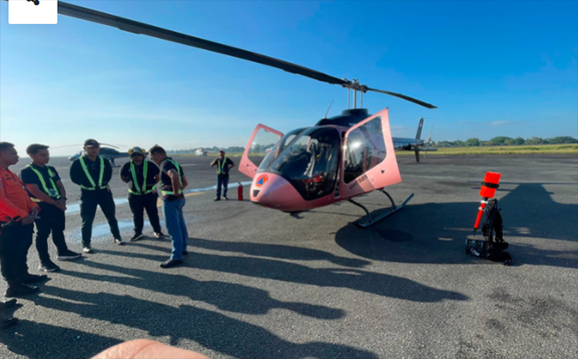 Tim pencarian helikopter yang hilang berdoa bersama sebelum melakukan pencarian/Foto: dok Basarnas